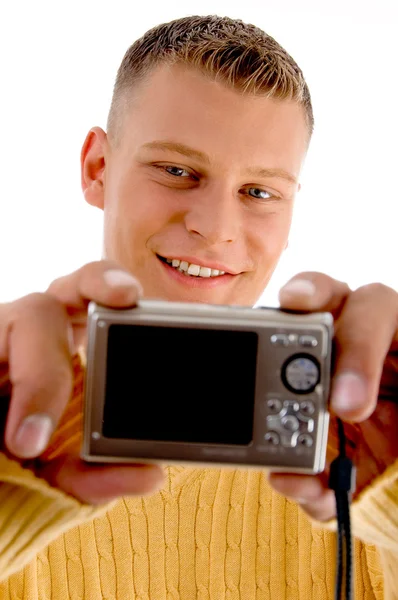Όμορφος νεαρός άντρας με ψηφιακή φωτογραφική μηχανή — Φωτογραφία Αρχείου