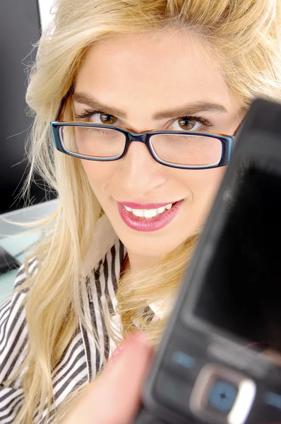 Sarışın kadın gösteren cep telefonu — Stok fotoğraf