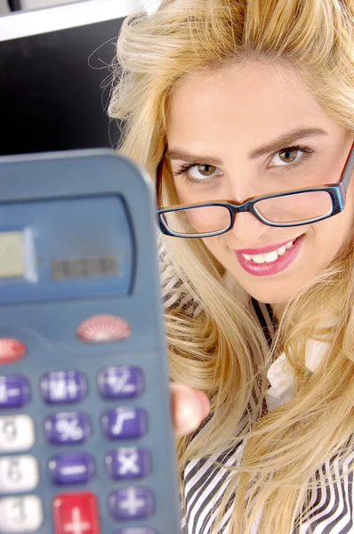 Mulher sorridente mostrando calculadora — Fotografia de Stock