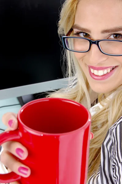 Busines kvinnliga erbjuder kaffe — Stockfoto