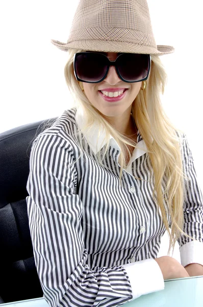Mladá žena s sluneční brýle a čepici — Stock fotografie