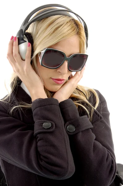 Gyönyörű fiatal nő élvez zene — Stock Fotó