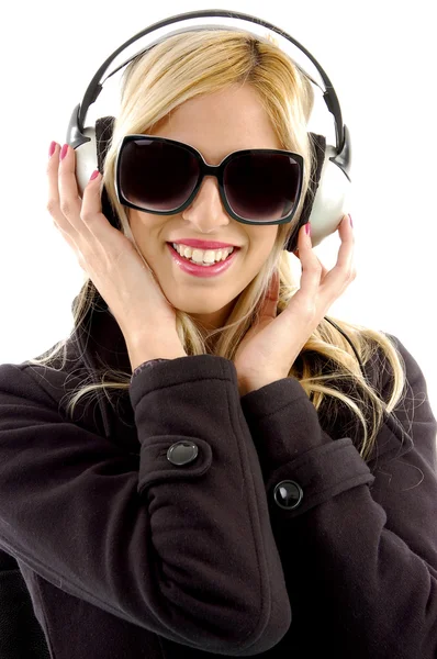 Bella giovane donna godendo la musica — Foto Stock