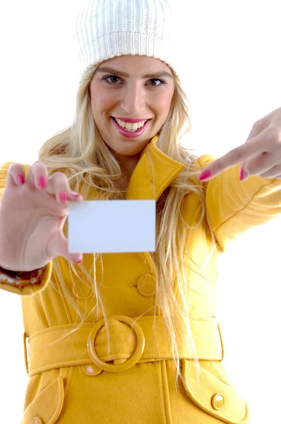Mujer joven mostrando tarjeta de visita — Foto de Stock