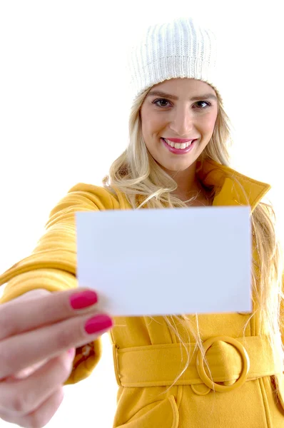 Mujer sonriente mostrando tarjeta de visita — Foto de Stock
