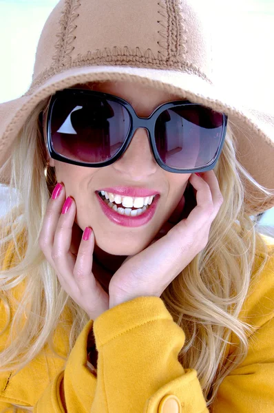 Glamorösa kvinna med hatt och solglasögon — Stockfoto