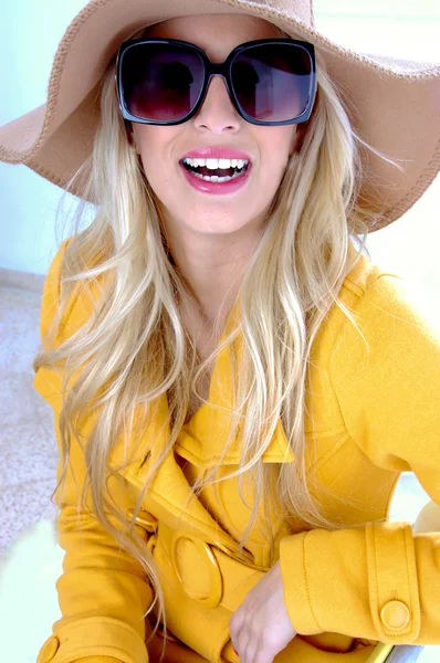 Şapka ve güneş gözlüğü ile büyüleyici kadın — Stok fotoğraf