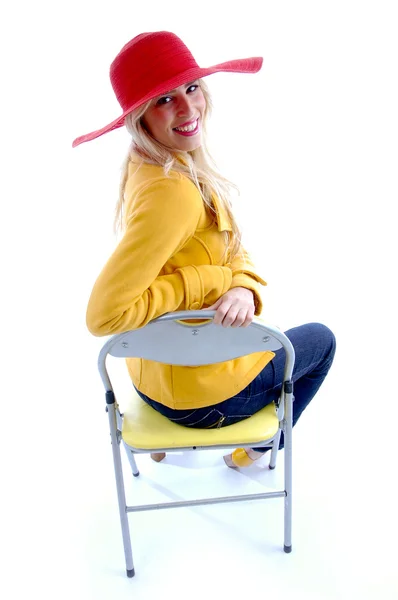 Glamoureuze vrouw zitten op stoel — Stockfoto