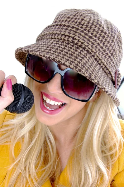 Glamour kobieta śpiewa do mikrofonu — Zdjęcie stockowe