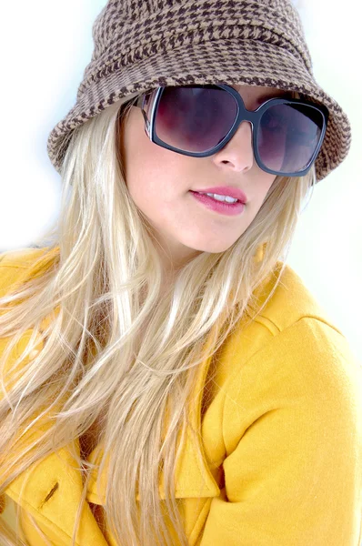 Prachtig vrouwelijk model met een zonnebril — Stockfoto