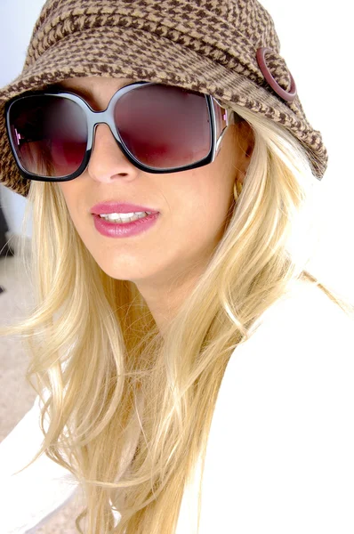 Bella femmina che indossa occhiali da sole — Foto Stock