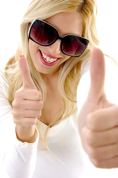 Щаслива жіноча модель з великими пальцями вгору — стокове фото