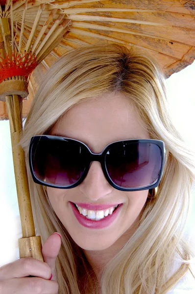 Underbar kvinnlig modell med solglasögon — Stockfoto