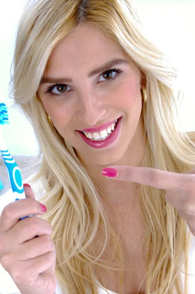 微笑着指着牙刷的女人 — 图库照片
