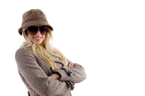 Mutlu kadın palto ve şapka modeli — Stok fotoğraf
