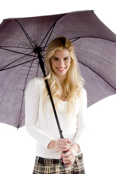 Счастливая женщина под зонтиком — стоковое фото