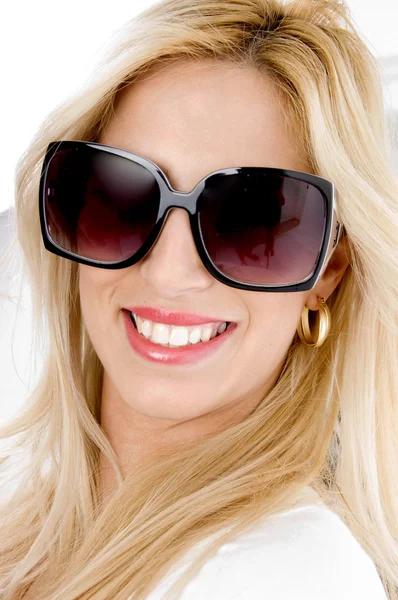 Modelo feminino usando óculos de sol — Fotografia de Stock