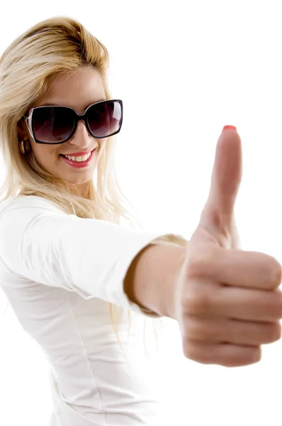 Usmívající se žena model s palec nahoru — Stock fotografie