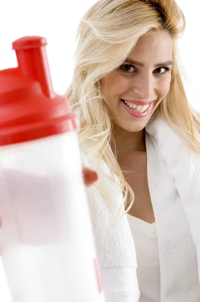 Sorridente femmina con bottiglia sipper — Foto Stock
