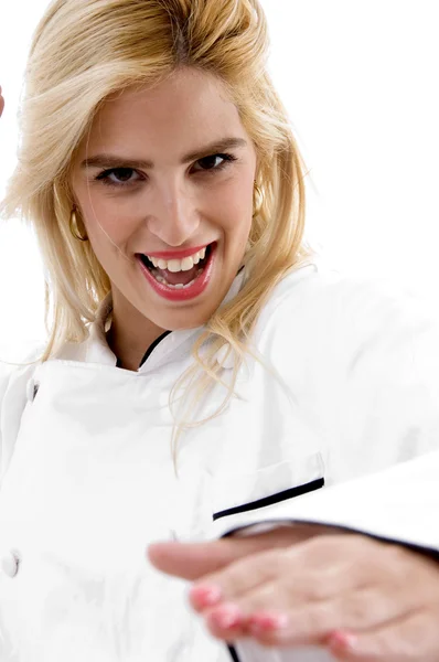 Lachende jonge vrouwelijke chef-kok — Stockfoto