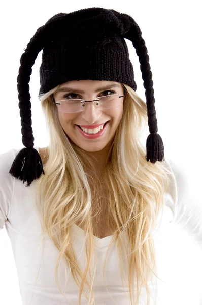 Femme souriante en bonnet de laine — Photo