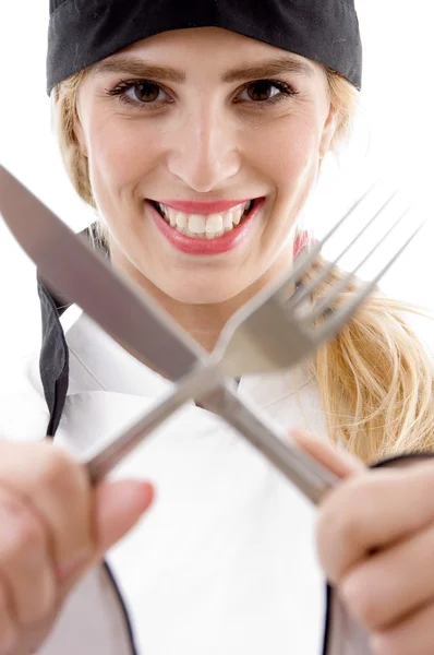 Cozinheiro alegre segurando garfo e faca — Fotografia de Stock