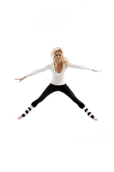 Весела жінка стрибає високо — стокове фото