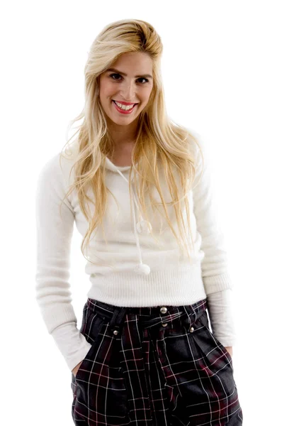 Vooraanzicht van het glimlachen jonge vrouwelijke model — Stockfoto