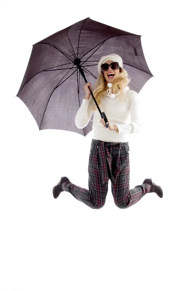 Прыгающая женщина с зонтиком — стоковое фото