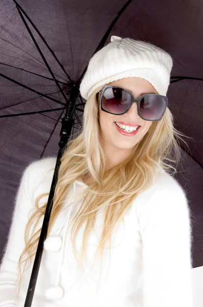 Bir şemsiye tutan güzel kadın — Stok fotoğraf