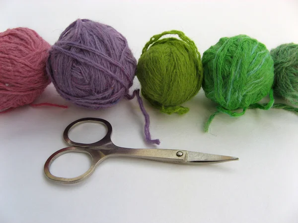 Multicoloured yarn and scissors — Stockfoto