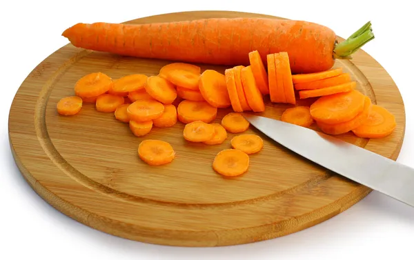 Karottenscheiben und Messer — Stockfoto