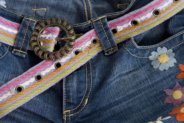 Jeans com as flores bordadas — Fotografia de Stock