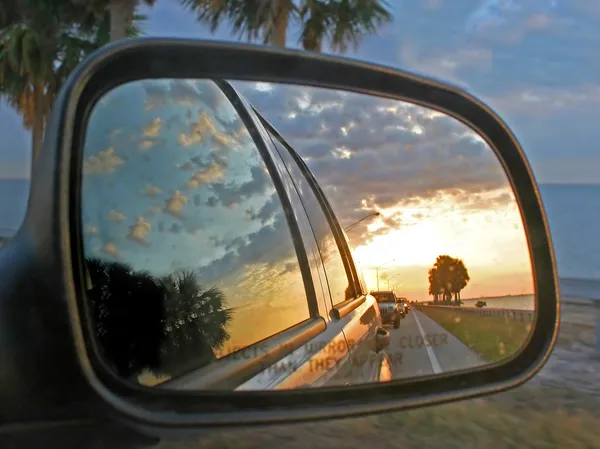 Espelho do carro reflexão — Fotografia de Stock