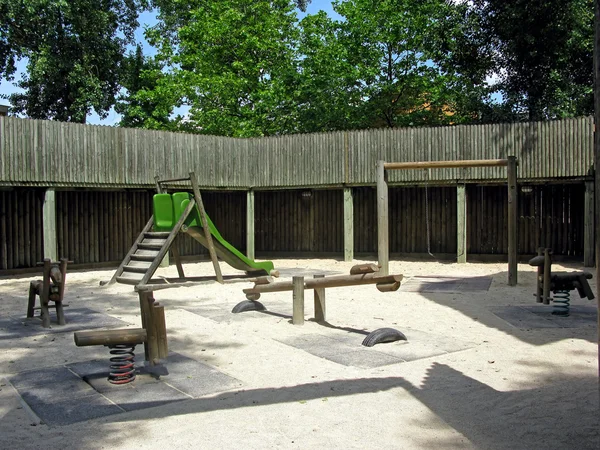 Plac zabaw dla dzieci w lesie — Zdjęcie stockowe