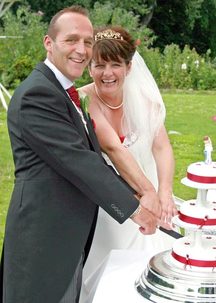 케이크를 자르는 신랑과 신부 — 스톡 사진