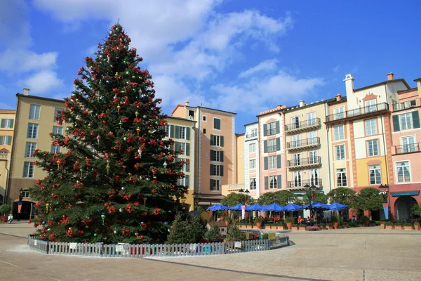 Hotel mit Weihnachtsbaum — Stockfoto