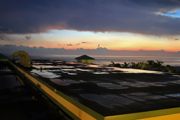 Puesta de sol después de la lluvia, con el océano — Foto de Stock