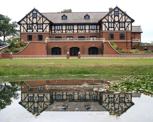 Tudor house reflektioner — Stockfoto