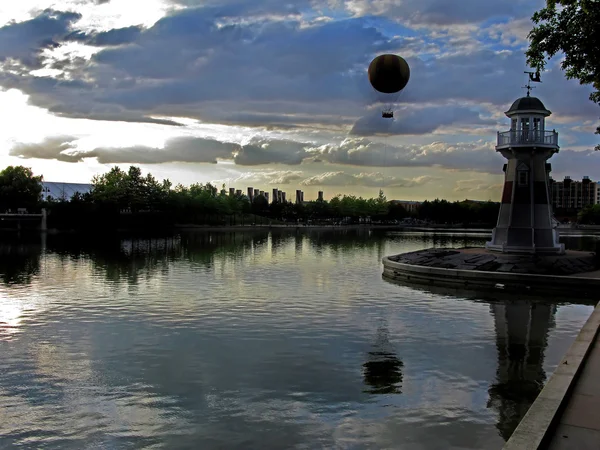 Воздушный шар и маяк — стоковое фото
