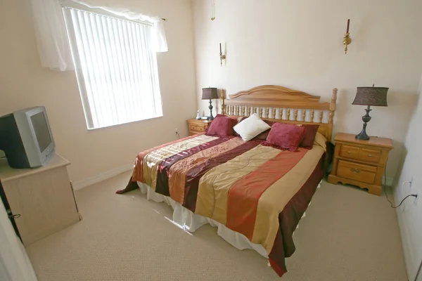 Sypialnia z łóżkiem typu king-size — Zdjęcie stockowe