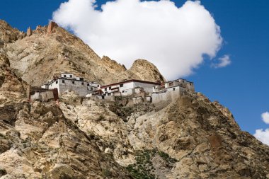 kayaların üzerinde Budist manastır