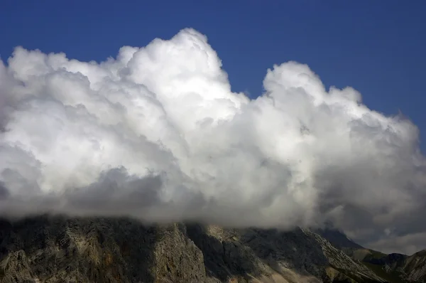 Una nuvola enorme sulle Alpi in Germania — Foto Stock