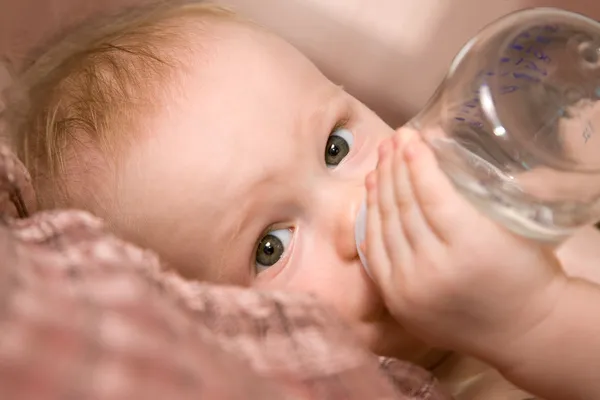 Дитячий хлопчик п'є воду — стокове фото