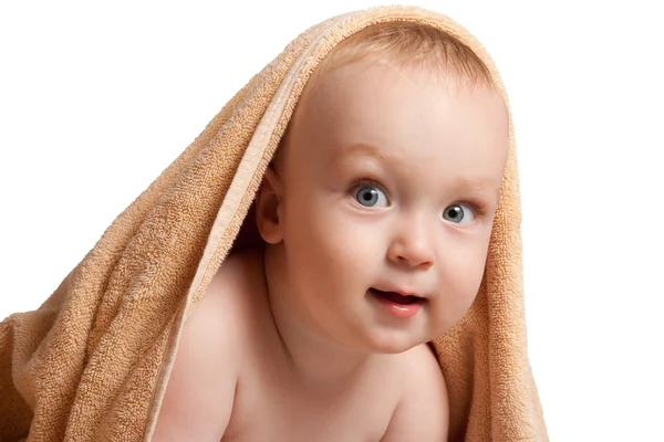 在毛巾下的小宝宝 — 图库照片