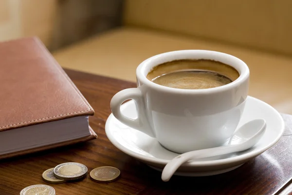 Šálek kávy a deník — Stock fotografie