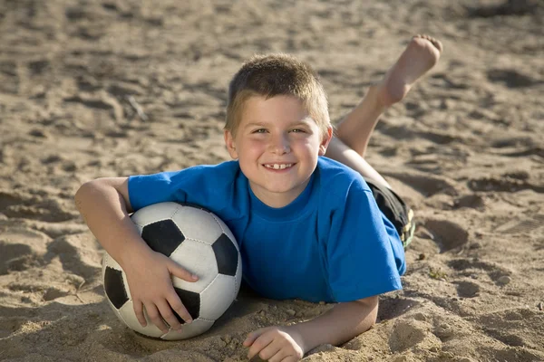 Pojke leker med bollen — Stockfoto