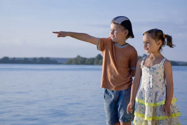 Хлопчик і дівчинка дивиться на море — стокове фото