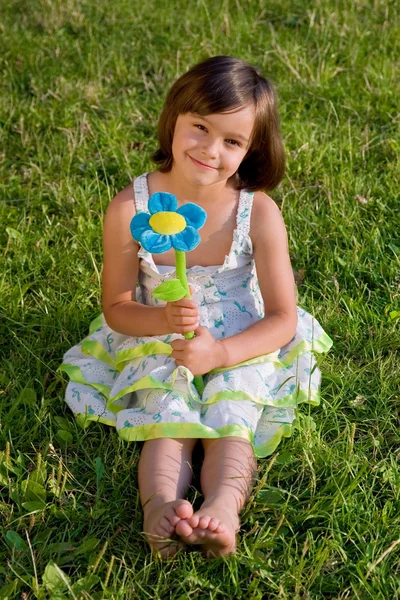 Dziewczynka na zielonej trawie — Zdjęcie stockowe