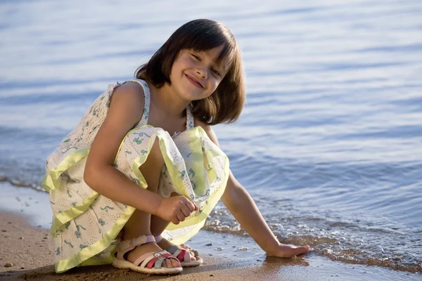 Девушка на берегу моря — стоковое фото